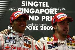 27.09.2009 Singapore, Singapore,  Lewis Hamilton (GBR), McLaren Mercedes and Fernando Alonso (ESP), Renault F1 Team  - Formula 1 World Championship, Rd 14, Singapore Grand Prix, Sunday Podium