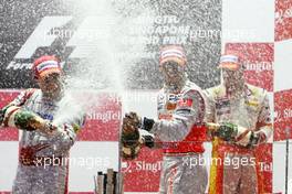 27.09.2009 Singapore, Singapore,  Timo Glock (GER), Toyota F1 Team, Lewis Hamilton (GBR), McLaren Mercedes, Fernando Alonso (ESP), Renault F1 Team - Formula 1 World Championship, Rd 14, Singapore Grand Prix, Sunday Podium