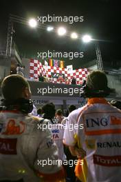 27.09.2009 Singapore, Singapore,  Timo Glock (GER), Toyota F1 Team, Lewis Hamilton (GBR), McLaren Mercedes and Fernando Alonso (ESP), Renault F1 Team  - Formula 1 World Championship, Rd 14, Singapore Grand Prix, Sunday Podium