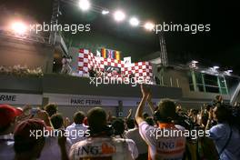 27.09.2009 Singapore, Singapore,  Timo Glock (GER), Toyota F1 Team, Lewis Hamilton (GBR), McLaren Mercedes and Fernando Alonso (ESP), Renault F1 Team  - Formula 1 World Championship, Rd 14, Singapore Grand Prix, Sunday Podium