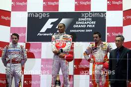 27.09.2009 Singapore, Singapore,  Timo Glock (GER), Toyota F1 Team, Lewis Hamilton (GBR), McLaren Mercedes, Fernando Alonso (ESP), Renault F1 Team - Formula 1 World Championship, Rd 14, Singapore Grand Prix, Sunday Podium