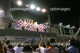 27.09.2009 Singapore, Singapore,  Timo Glock (GER), Toyota F1 Team, Lewis Hamilton (GBR), McLaren Mercedes and Fernando Alonso (ESP), Renault F1 Team  - Formula 1 World Championship, Rd 14, Singapore Grand Prix, Sunday Podium