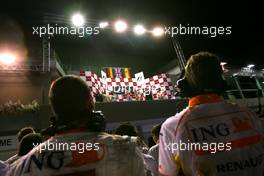 27.09.2009 Singapore, Singapore,  Timo Glock (GER), Toyota F1 Team, Lewis Hamilton (GBR), McLaren Mercedes and Fernando Alonso (ESP), Renault F1 Team  - Formula 1 World Championship, Rd 14, Singapore Grand Prix, Sunday Podium