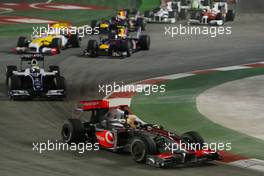 27.09.2009 Singapore, Singapore,  Start of the race, Lewis Hamilton (GBR), McLaren Mercedes, Nico Rosberg (GER), WilliamsF1 Team - Formula 1 World Championship, Rd 14, Singapore Grand Prix, Sunday Race