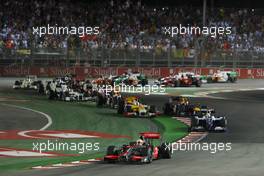 27.09.2009 Singapore, Singapore,  Start of the race, Lewis Hamilton (GBR), McLaren Mercedes, Nico Rosberg (GER), WilliamsF1 Team - Formula 1 World Championship, Rd 14, Singapore Grand Prix, Sunday Race