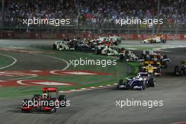 27.09.2009 Singapore, Singapore,  Start of the race, Lewis Hamilton (GBR), McLaren Mercedes, Nico Rosberg (GER), WilliamsF1 Team - Formula 1 World Championship, Rd 14, Singapore Grand Prix, Sunday Race