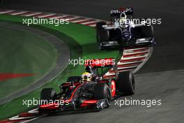 27.09.2009 Singapore, Singapore,  Lewis Hamilton (GBR), McLaren Mercedes leads Nico Rosberg (GER), WilliamsF1 Team - Formula 1 World Championship, Rd 14, Singapore Grand Prix, Sunday Race