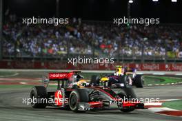 27.09.2009 Singapore, Singapore,  Lewis Hamilton (GBR), McLaren Mercedes leads Sebastian Vettel (GER), Red Bull Racing - Formula 1 World Championship, Rd 14, Singapore Grand Prix, Sunday Race