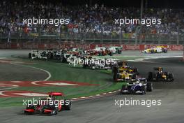 27.09.2009 Singapore, Singapore,  Start of the race, Lewis Hamilton (GBR), McLaren Mercedes, Nico Rosberg (GER), WilliamsF1 Team - Formula 1 World Championship, Rd 14, Singapore Grand Prix, Sunday Race