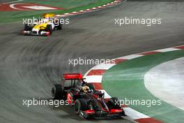 27.09.2009 Singapore, Singapore,  Lewis Hamilton (GBR), McLaren Mercedes leads Fernando Alonso (ESP), Renault F1 Team - Formula 1 World Championship, Rd 14, Singapore Grand Prix, Sunday Race