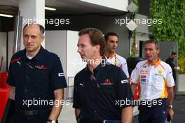 27.09.2009 Singapore, Singapore,  Franz Tost (AUT), Scuderia Toro Rosso, Team Principal, Christian Horner (GBR), Red Bull Racing, Sporting Director - Formula 1 World Championship, Rd 14, Singapore Grand Prix, Sunday