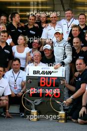 07.06.2009 Istanbul, Turkey,  Jenson Button (GBR), Brawn GP celebrates with the team - Formula 1 World Championship, Rd 7, Turkish Grand Prix, Sunday Podium