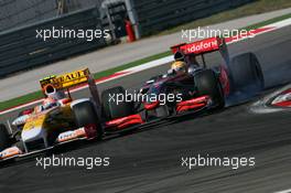 07.06.2009 Istanbul, Turkey,  Nelson Piquet Jr (BRA), Renault F1 Team pd Lewis Hamilton (GBR), McLaren Mercedes  - Formula 1 World Championship, Rd 7, Turkish Grand Prix, Sunday Race