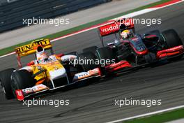 07.06.2009 Istanbul, Turkey,  Nelson Piquet Jr (BRA), Renault F1 Team pd Lewis Hamilton (GBR), McLaren Mercedes - Formula 1 World Championship, Rd 7, Turkish Grand Prix, Sunday Race