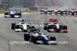 07.06.2009 Istanbul, Turkey,  Kazuki Nakajima (JPN), Williams F1 Team leads Heikki Kovalainen (FIN), McLaren Mercedes and Rubens Barrichello (BRA), Brawn GP - Formula 1 World Championship, Rd 7, Turkish Grand Prix, Sunday Race