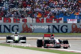 07.06.2009 Istanbul, Turkey,  Heikki Kovalainen (FIN), McLaren Mercedes leads Rubens Barrichello (BRA), Brawn GP - Formula 1 World Championship, Rd 7, Turkish Grand Prix, Sunday Race
