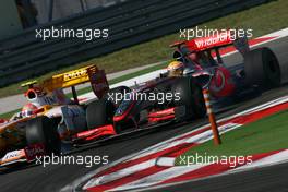 07.06.2009 Istanbul, Turkey,  Nelson Piquet Jr (BRA), Renault F1 Team pd Lewis Hamilton (GBR), McLaren Mercedes - Formula 1 World Championship, Rd 7, Turkish Grand Prix, Sunday Race