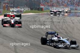 07.06.2009 Istanbul, Turkey,  Kazuki Nakajima (JPN), Williams F1 Team leads Heikki Kovalainen (FIN), McLaren Mercedes - Formula 1 World Championship, Rd 7, Turkish Grand Prix, Sunday Race