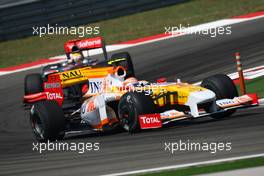 07.06.2009 Istanbul, Turkey,  Nelson Piquet Jr (BRA), Renault F1 Team and Lewis Hamilton (GBR), McLaren Mercedes  - Formula 1 World Championship, Rd 7, Turkish Grand Prix, Sunday Race