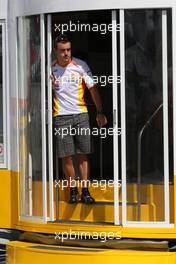 07.06.2009 Istanbul, Turkey, A big meeting of all Team Principles and all F1 drivers is held in the Toyota motorhome / Fernando Alonso (ESP), Renault F1 Team on the way - Formula 1 World Championship, Rd 7, Turkish Grand Prix, Sunday