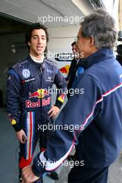 21.11.09 China, Macau,  Daniel RICCIARDO (AUS), Carlin and Dr. Mario Theissen (GER), BMW Sauber F1 Team, BMW Motorsport Director  - Formula 3 Macau Grand Prix 2009