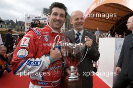 12.06.2009 Le Mans, France, Patrick Dempsey receives a trophy - 24 Hour of Le Mans 2009, Driver Parade