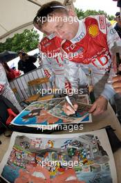 08.06.2009 Le Mans, France, Allan McNish signs cartoons - 24 Hours of Le Mans 2009, Monday