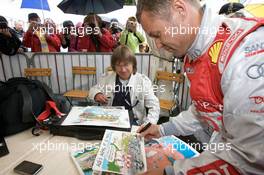 08.06.2009 Le Mans, France, Tom Kristensen signs posters and cartoons - 24 Hours of Le Mans 2009, Monday
