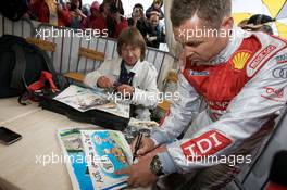 08.06.2009 Le Mans, France, Tom Kristensen signs posters and cartoons - 24 Hours of Le Mans 2009, Monday