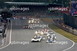 13.06.2009 Le Mans, France, Start: #8 Team Peugeot Total Peugeot 908: Stephane Sarrazin, Franck Montagny, Sebastien Bourdais and #1 Audi Sport Team Joest Audi R15 TDI: Allan McNish, Rinaldo Capello, Tom Kristensen battle for the lead - 24 Hour of Le Mans 2009, Saturday Race