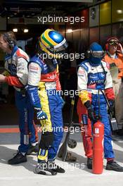 13.06.2009 Le Mans, France, #10 Team Oreca-Matmut-AIM Oreca 01 AIM: Stephane Ortelli, Bruno Senna, Tiago Monteiro in the pits for damage repair and driver change - 24 Hour of Le Mans 2009, Saturday Race