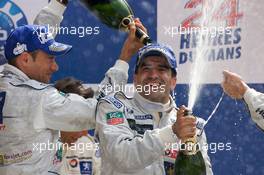 14.06.2009 Le Mans, France, LMP1 podium: Stephane Sarrazin and Marc Gene celebrate with champagne - 24 Hour of Le Mans 2009, Podium