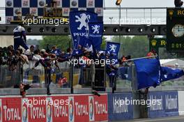 14.06.2009 Le Mans, France, The Peugeot Sport team celebrates  - 24 Hour of Le Mans 2009, Podium