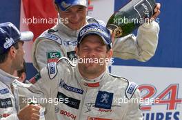 14.06.2009 Le Mans, France, LMP1 podium: Alexander Wurz receives a champagne shower - 24 Hour of Le Mans 2009, Podium