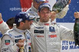 14.06.2009 Le Mans, France, LMP1 podium: Marc Gene and Alexander Wurz celebrate with champagne - 24 Hour of Le Mans 2009, Podium