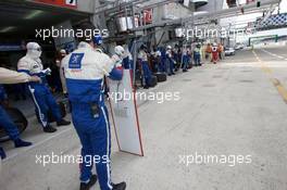 14.06.2009 Le Mans, France, Team Peugeot Total gets ready for a pit stop - 24 Hour of Le Mans 2009, Sunday Race