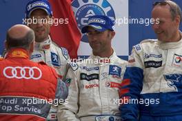 14.06.2009 Le Mans, France, LMP1 podium: Alexander Wurz, David Brabham and Team Peugeot Total boss Olivier Quesnel receives congratulations from Head of Audi Sport Dr. Wolgang Ullrich - 24 Hour of Le Mans 2009, Podium