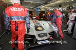 14.06.2009 Le Mans, France, #1 Audi Sport Team Joest Audi R15 TDI: Allan McNish, Rinaldo Capello, Tom Kristensen pushed inside the garage - 24 Hour of Le Mans 2009, Sunday Race