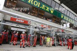 14.06.2009 Le Mans, France, Audi Sport Team ready for a double pit stops - 24 Hour of Le Mans 2009, Sunday Race