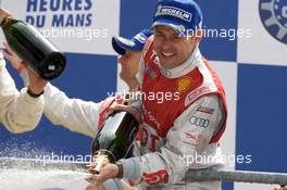 14.06.2009 Le Mans, France, LMP1 podium: Tom Kristensen celebrates with champagne - 24 Hour of Le Mans 2009, Podium
