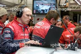 11.06.2009 Le Mans, France, Audi Sport team member at work - 24 Hour of Le Mans 2009, Thursday