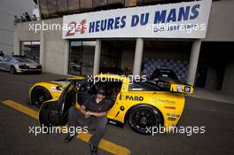11.06.2009 Le Mans, France, Corvette Racing team member takes a brake prior to tech inspection - 24 Hour of Le Mans 2009, Thursday