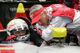 11.06.2009 Le Mans, France, Dindo Capello (ITA) is talking with Tom Kristensen (DNK) Audi R15 LMP1 Audi Sport Team Joest  - 24 Hour of Le Mans 2009, Thursday