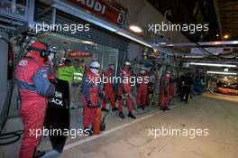 11.06.2009 Le Mans, France, Audi Sport team members ready for a pit stop - 24 Hour of Le Mans 2009, Thursday