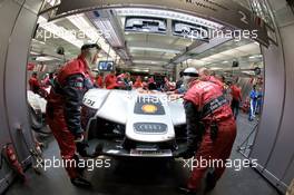 11.06.2009 Le Mans, France, Audi Sport team members at work - 24 Hour of Le Mans 2009, Thursday