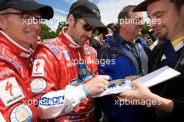 09.06.2009 Le Mans, France, Patrick Dempsey gets a lot of fan attention  - 24 Hour of Le Mans 2009, Tuesday