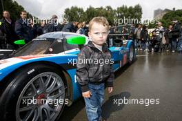 09.06.2009 Le Mans, France, A young fan and the #17 Pescarolo Sport Peugeot 908  - 24 Hour of Le Mans 2009, Tuesday