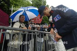 09.06.2009 Le Mans, France, Sebastien Bourdais signs autographs  - 24 Hour of Le Mans 2009, Tuesday