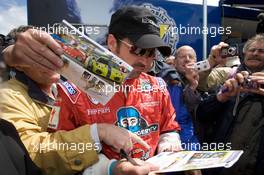 09.06.2009 Le Mans, France, Patrick Dempsey gets a lot of fan attention  - 24 Hour of Le Mans 2009, Tuesday