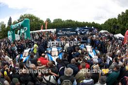 09.06.2009 Le Mans, France, A massive crowd as Team Peugeot Total Peugeot 908 cars arrive at scrutineering  - 24 Hour of Le Mans 2009, Tuesday